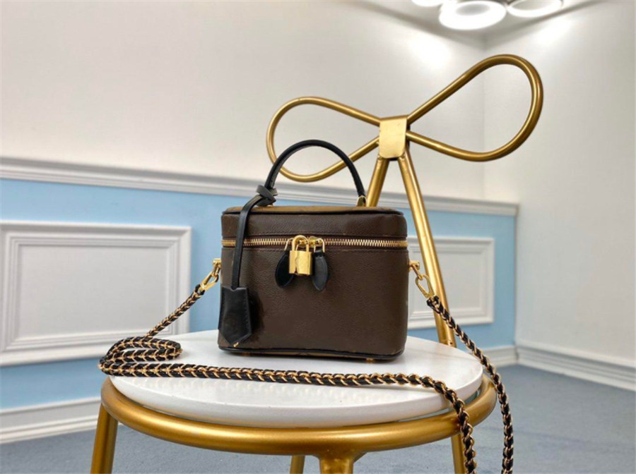 

2021 Big-name designer ladies one-shoulder messenger bag retro all-match clamshell leather letters female party handbag wide belt bags, Black