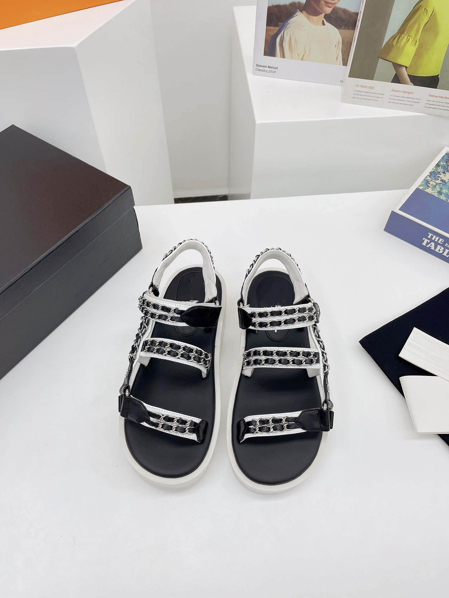 

sandals for women Luxury designer sliders 2021 Chain platform shoes Fashion, versatile, comfortable and light Variety of colors size 35-40, Black