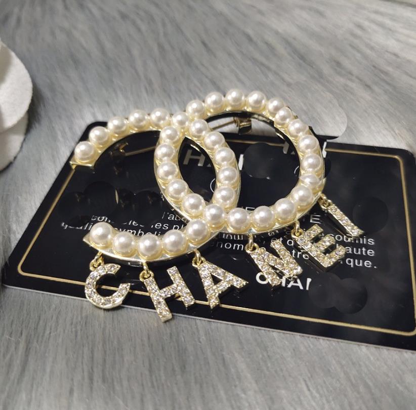 

Xiangjia xiaoxiangfeng 2020 new same pearl letter Brooch fashion temperament simple Rhinestone Pin female