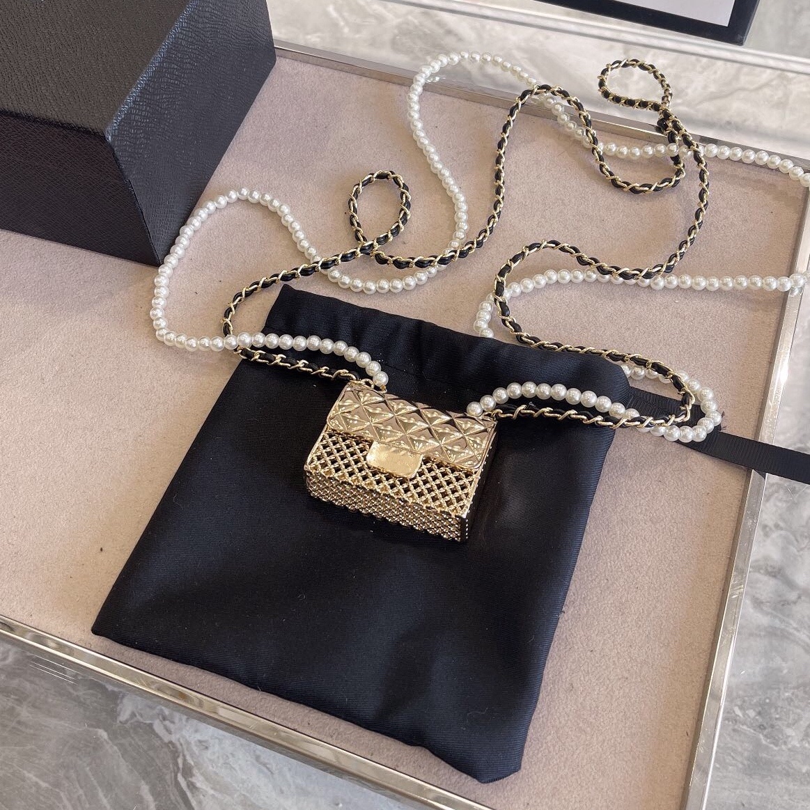 

2021 Spring/Summer Collection Metal Box Bag Tinybag Celebrity Trend Same Bags Mini Pearl Chain Cross-body Package Embellishment Necklace Pac