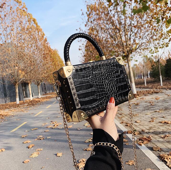 

Factory wholesale women handbag trend embossed leather shoulder bags personalized crocodile pattern chain bag Joker black fashion handbags