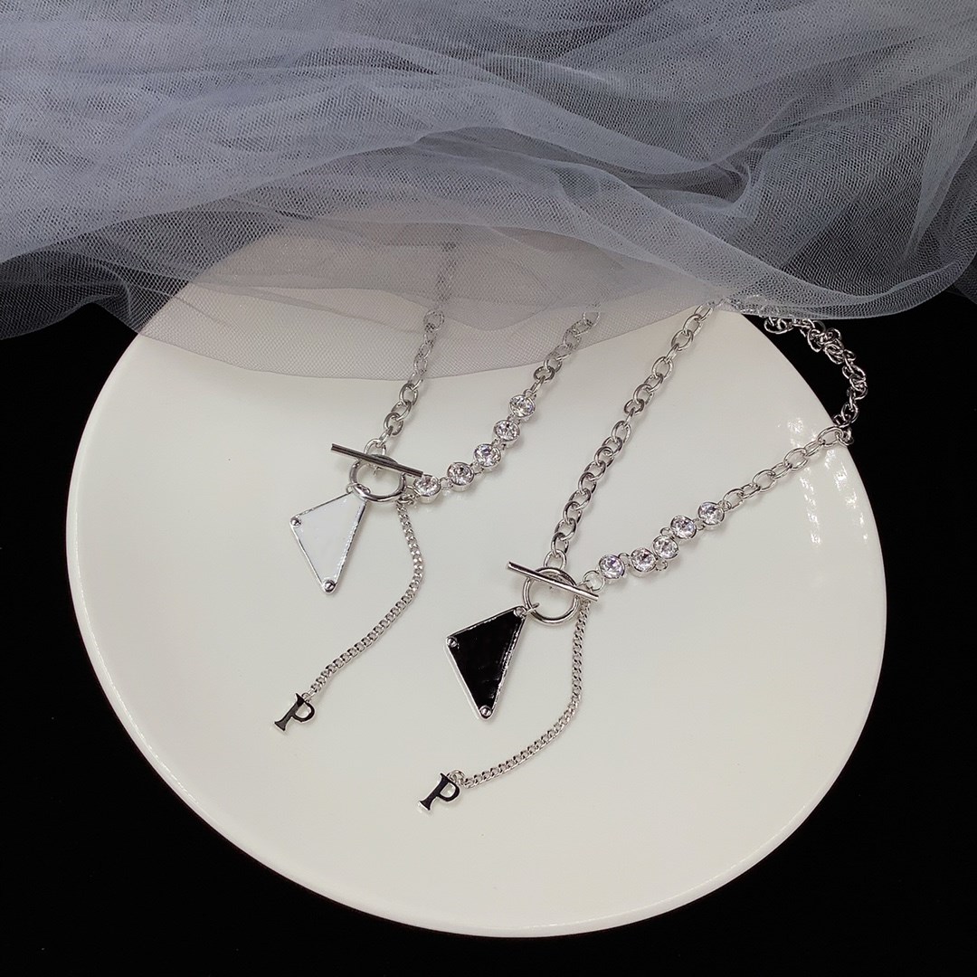 

luxurys Pendant Necklaces Fashion cool delicate for Woman Inverted triangle with diamond design brand Jewelry Highly Quality Golden Silver