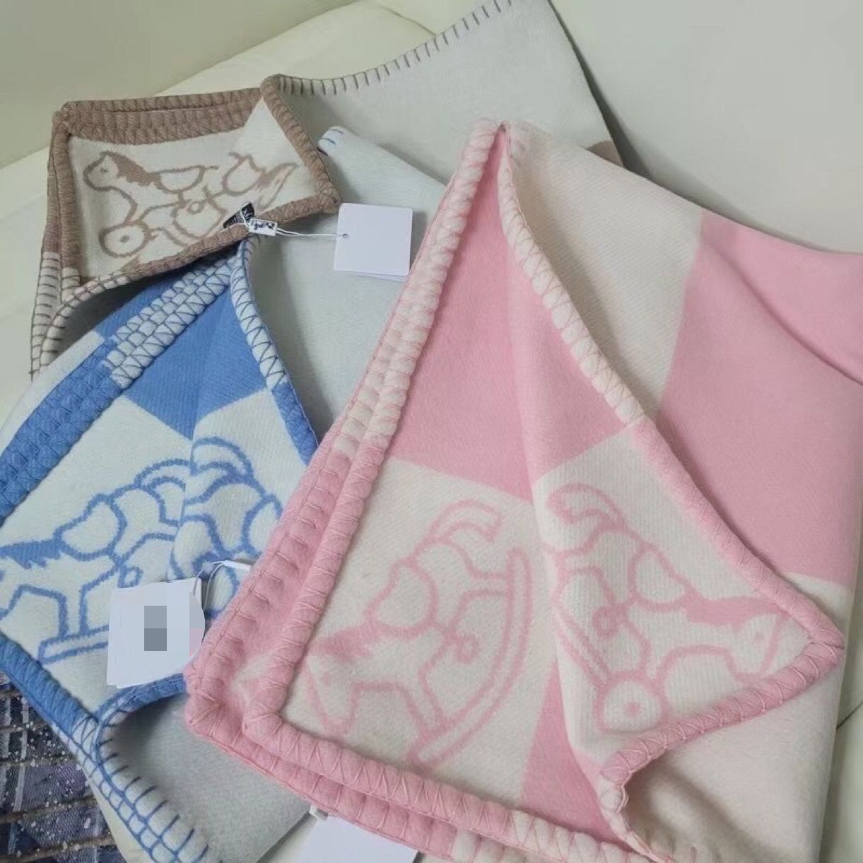 

Luxury designer Signage children's cashmere baby blanket classic pony pattern double-sided jacquard high quality soft and comfortable 2021