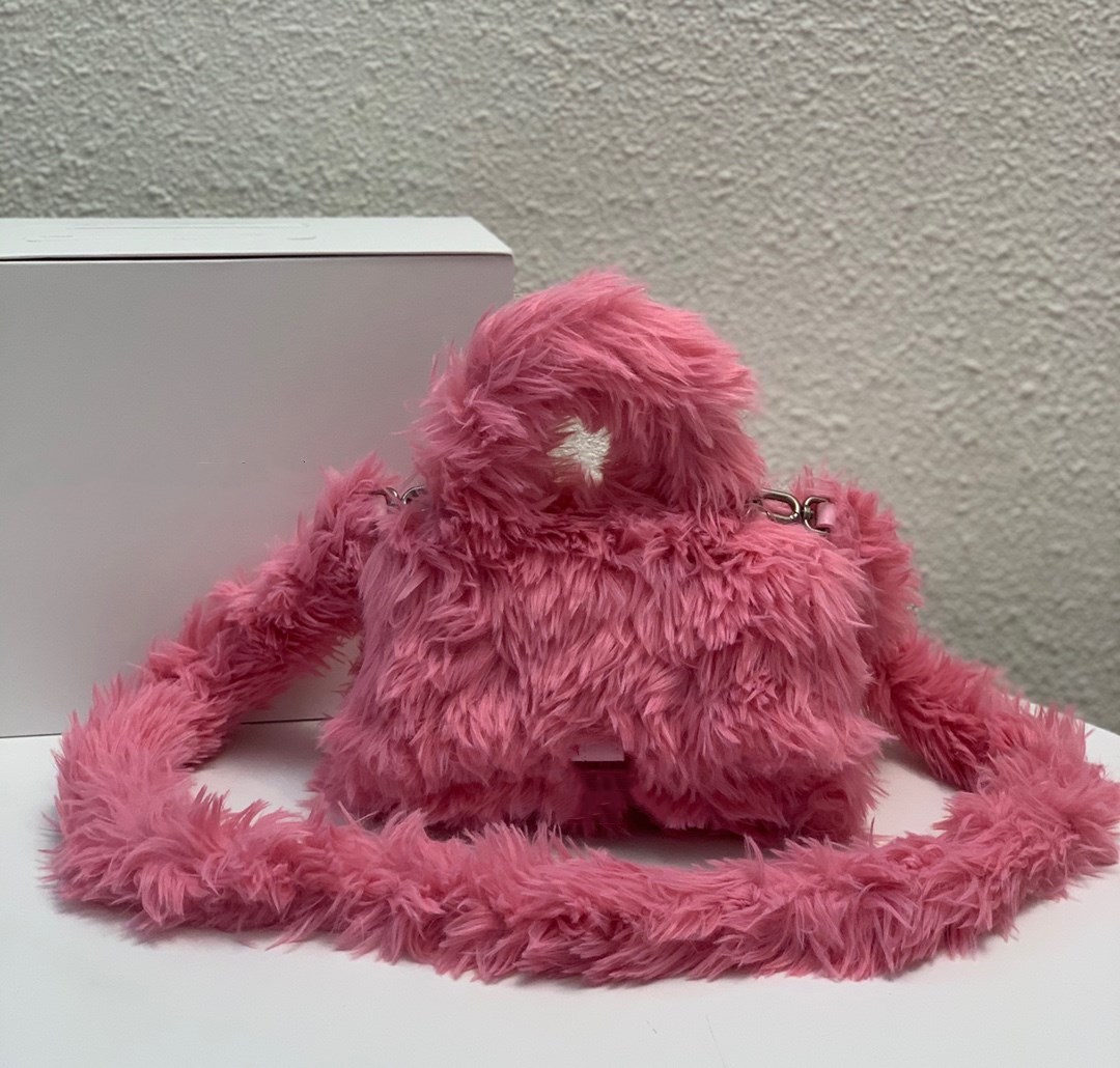 

Autumn and winter plush bag Black Pink fashion women's Hourglass bags sweet cool mini handbag 19cm Leather lining letter Buckle Purse