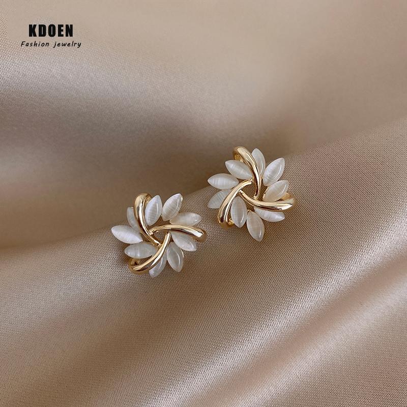 

Dangle & Chandelier European And American Elegant Women's Cat's Eye Petal Earrings Fashion Geometry Metal Triangle Sexy Korean Jewelry, Silver