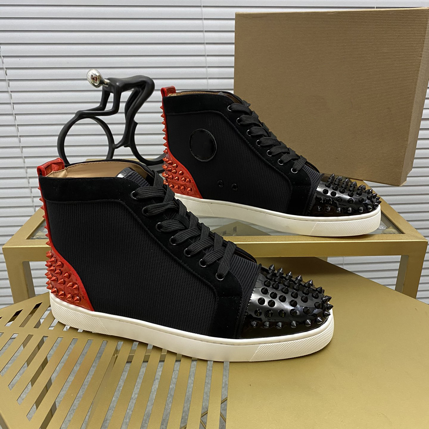 

2021 Red Shoes Studded Spikes Flat designer Sneakers For Men Women Low Cut Suede Glitter Party Lovers Wedding Genuine Leather Rivet