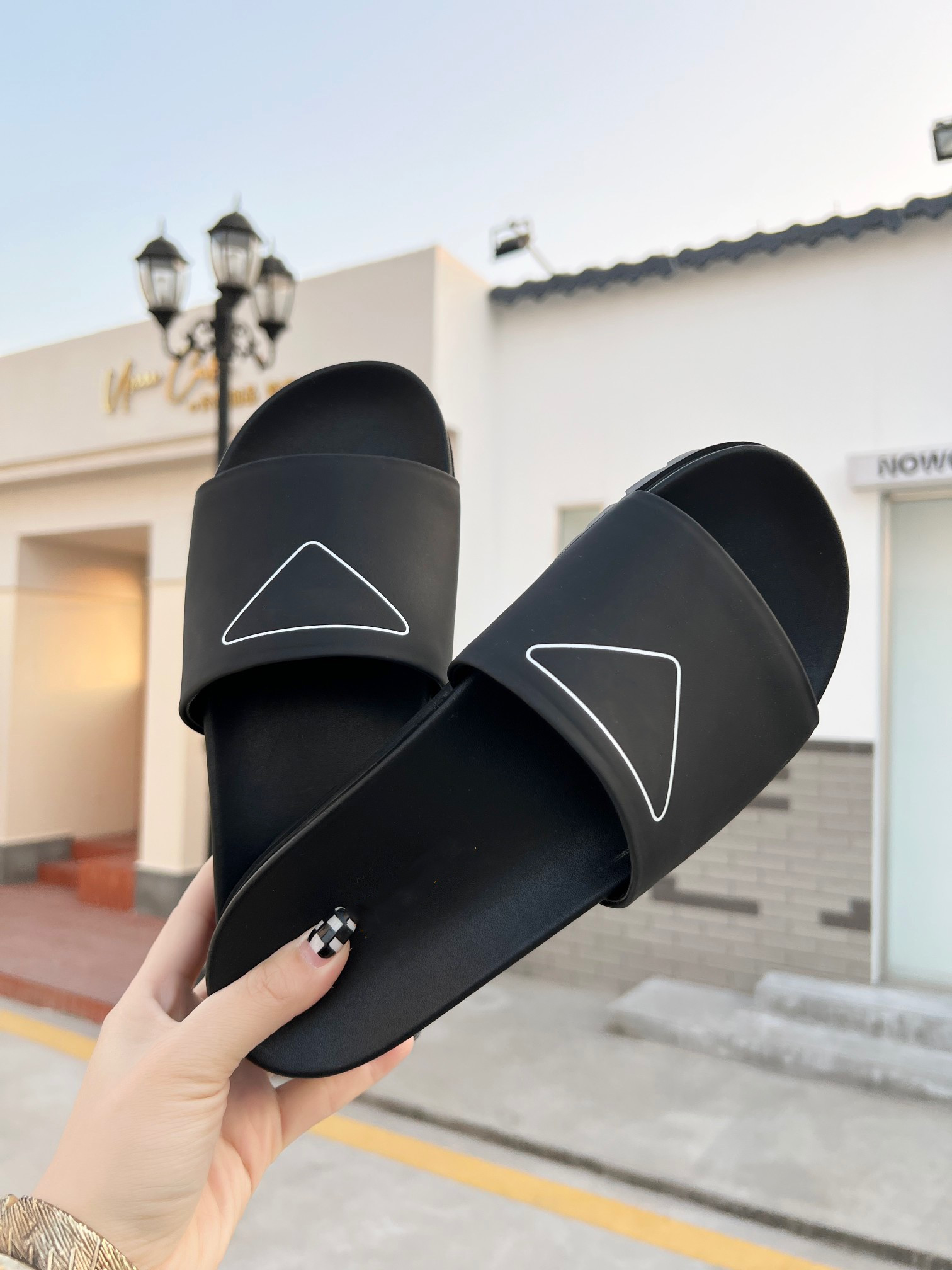 

Black Embossed Ridged-sole Slides Sandals 22ss summer triangular slippers silk cowhide fabric zigzag comfort size 35-41