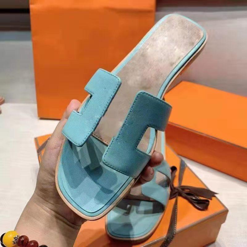 2021 Pantoufles classiques Mode de design de luxe Loisirs confortable H Sandales noires à bout ouvert à fond plat pour femmes avec encadré 4-11