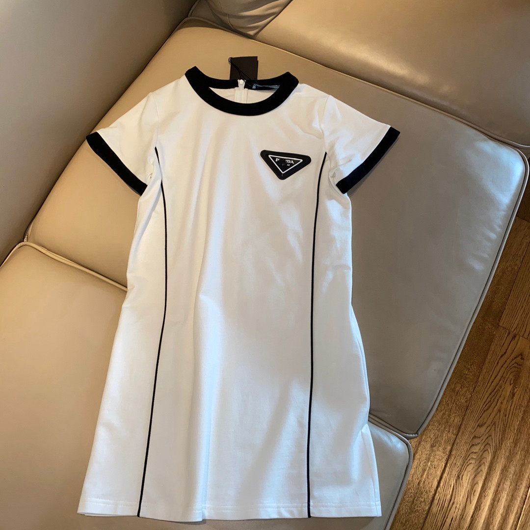 

Chest triangle family round neck Pullover loose T-shirt color matching short sleeve casual skirt, White