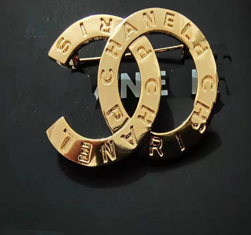 

2021 new letter brooch temperament simple fashion with the same paragraph pin female