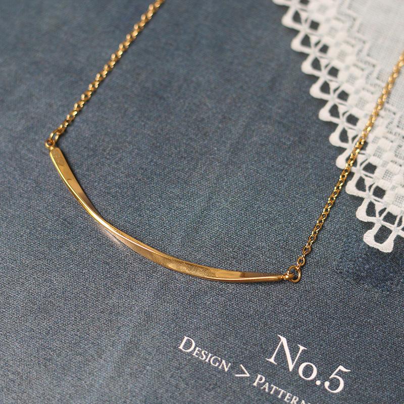 

Pendant Necklaces Stainless Steel Mobius Curved Smiling Arc Necklace For Women Metal Clavicle Chain Mirror Polished Gold Color