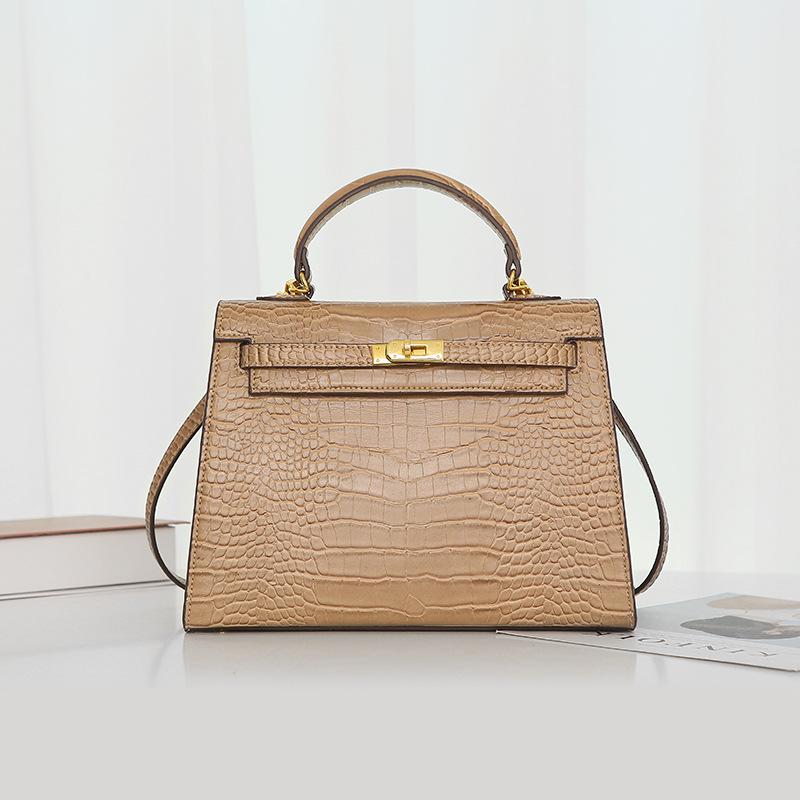 

Korean Versatile One Shoulder Messenger Bag Lock Retro Boutique Wholesale Evening Bags