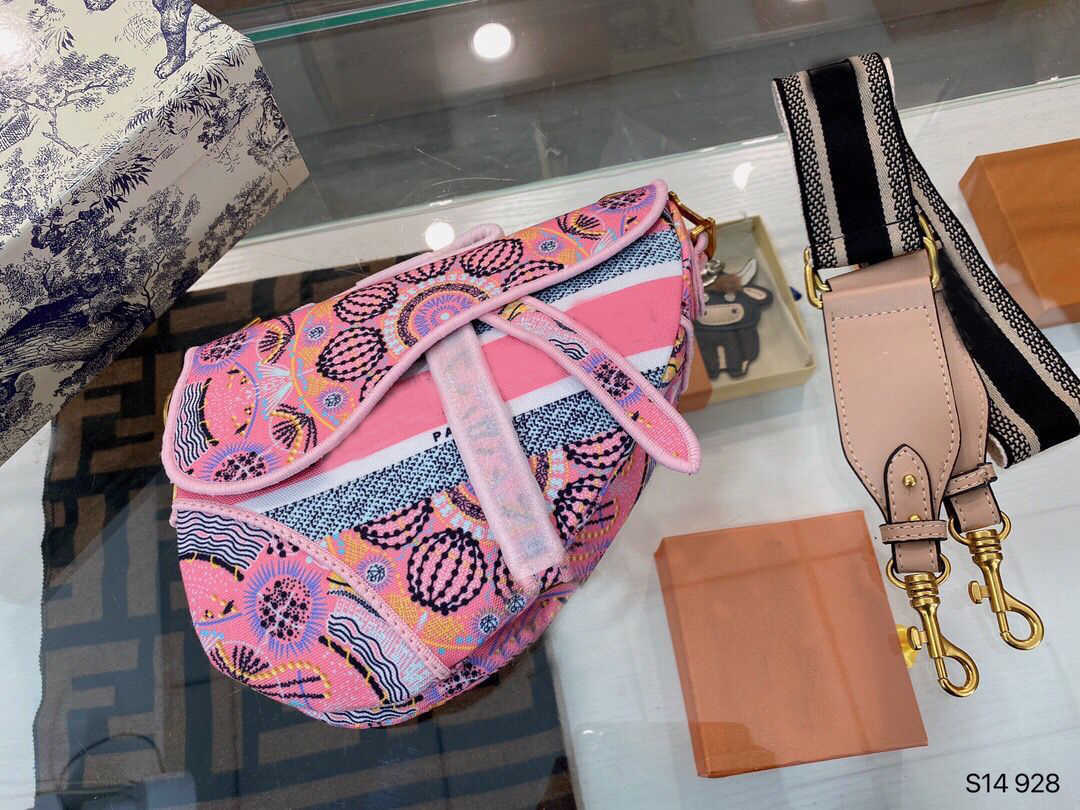 2021 Brand Designer's Shoulder Bags Ladies' Temperament Fashion Luxury Frosted Embroidered Leather Portable Saddle Bag