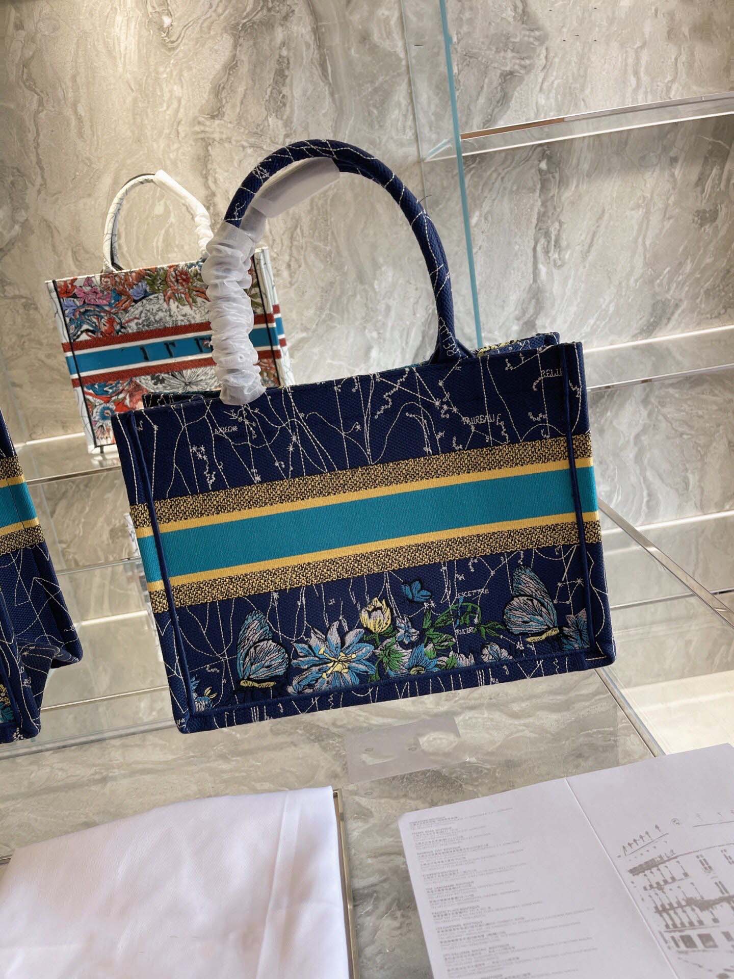 

Embroidered Women Bag European and American Leisure Tote Shopping Handbag Book Tote Fireworks Canvas Large Capacity, Round flower s