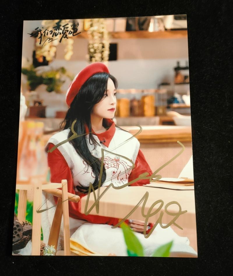 

Greeting Cards (G)I-DLE GIDLE YUQI Autographed Po 5*7 K- Gifts Collection 122021
