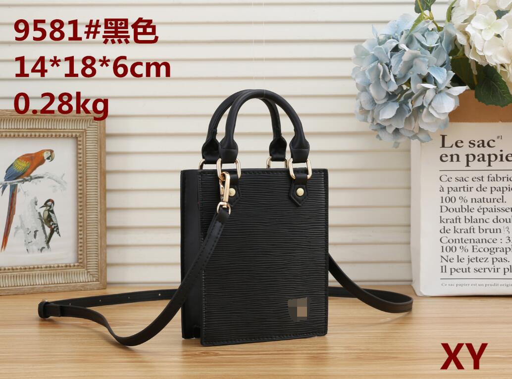 

European and American brands of women's bags new fashion printed women's bags versatile tote bag with a single shoulder slant bag, Black