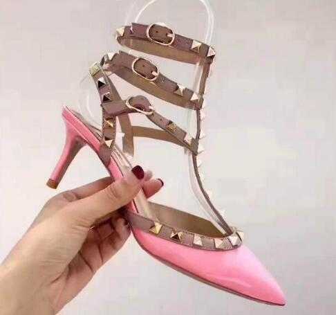 Printemps 2019 New V Lo-Go Rivet Tip Haute Chaussures à talons Femmes Sandales Sexy Sexy Sexy Sandales de mariage Pompes de fête 34-42 avec boîte