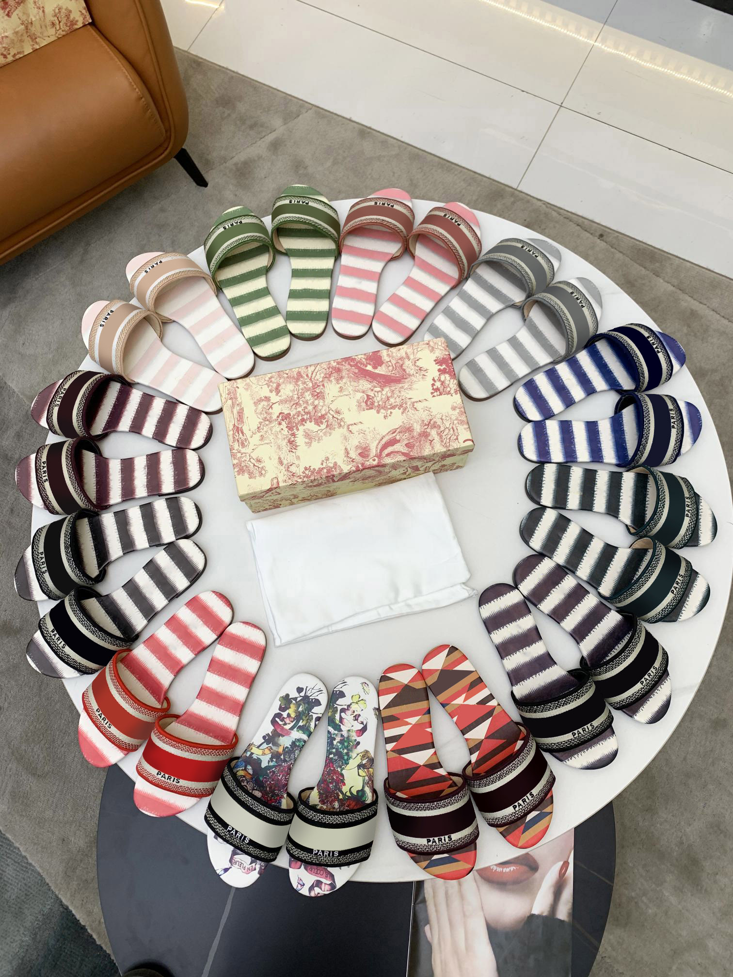 

Women Designers Flat Slides Sandals pantoufle Slippers designer's shoes , necessary for home, comfortable versatile, and modify the leg shape Fashion novelty, Bag