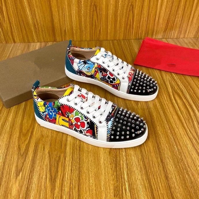 

Valentin 2021 Fashion Red Bottom Shoes Studded Spikes Mens Womens Solid Color Real Leather Elk Skin Trainers Outdoor Party Summer Spring Casual Sneakers 35-46 mjk002