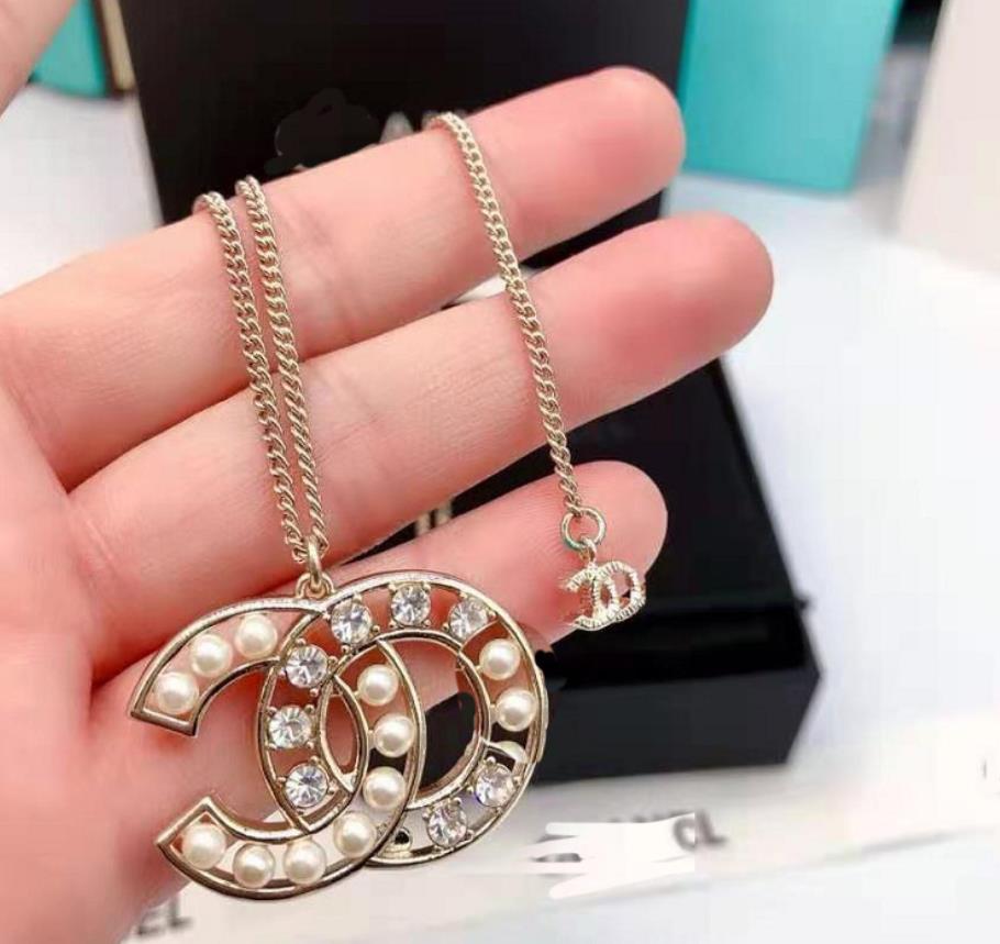 

2020 new small fragrance Pearl Rhinestone Necklace female fashion temperament clavicle Chain Pendant, Silver