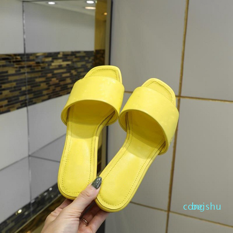 Pantoufles d'été à talons plats de styliste pour femmes, couleur unie, sandales de styliste en relief, 9 couleurs, 2025