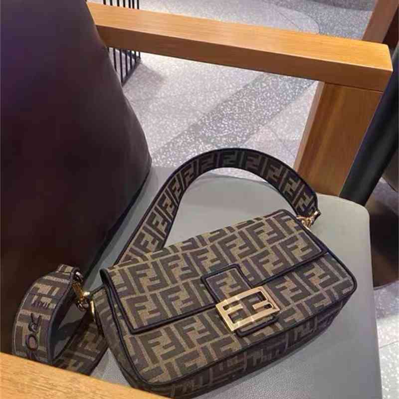 

Design luxury handbag Baguette middle ancient French club women's FF printed chain bag ZLH49AR