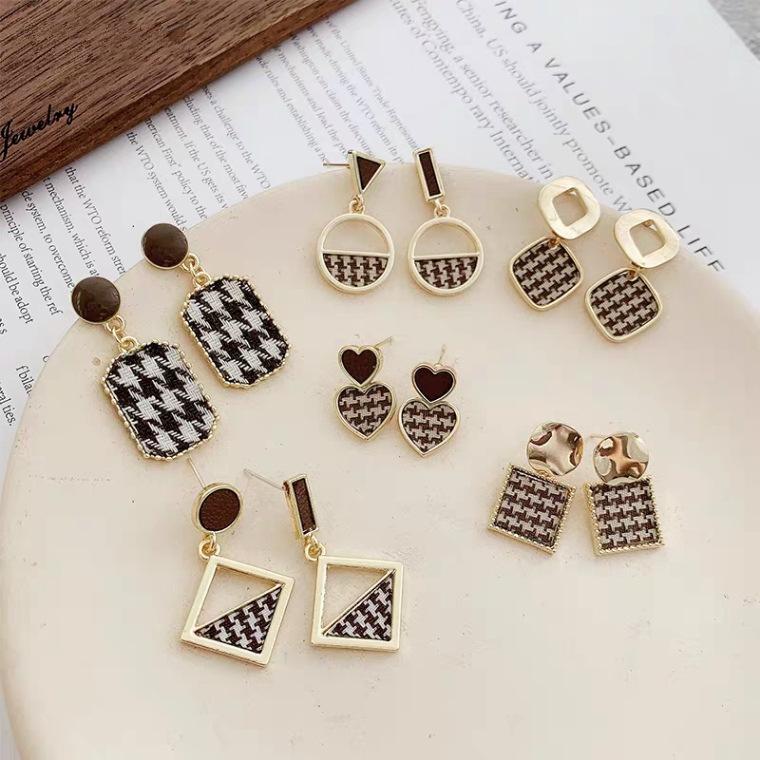 

Stud Japanese And Korean Temperament Retro Hong Kong Style Round Face Earrings Female Geometric S925 Needle