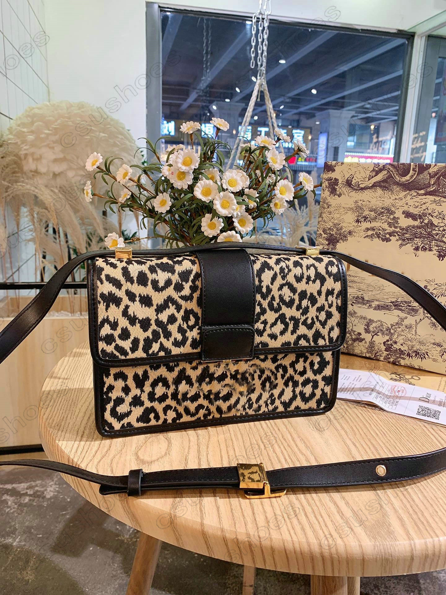 

30 Montaigne Leopard Grain Designer Bobby Hobo Saddle Bag Blue Oblique Jacquard Canvas Medium Womens Luxurys Leather Shoulder Bags CrossBody Box, No bag