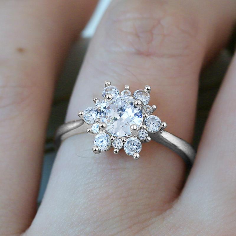 

Cluster Rings Huitan Selling Women Ring Pretty Flower Three Color Chooseable Bridal Anniversary Elegant Present With Size 6-10 Femme, Golden;silver