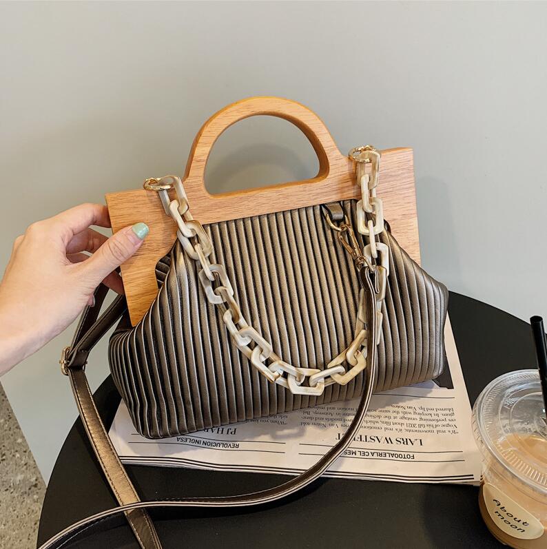 

wholesale womens leathers shoulder bags fashion pleated cloud bag simple and elegant solid color leather handbags personality super chain women handbag 8 colors, Red(boutique box)