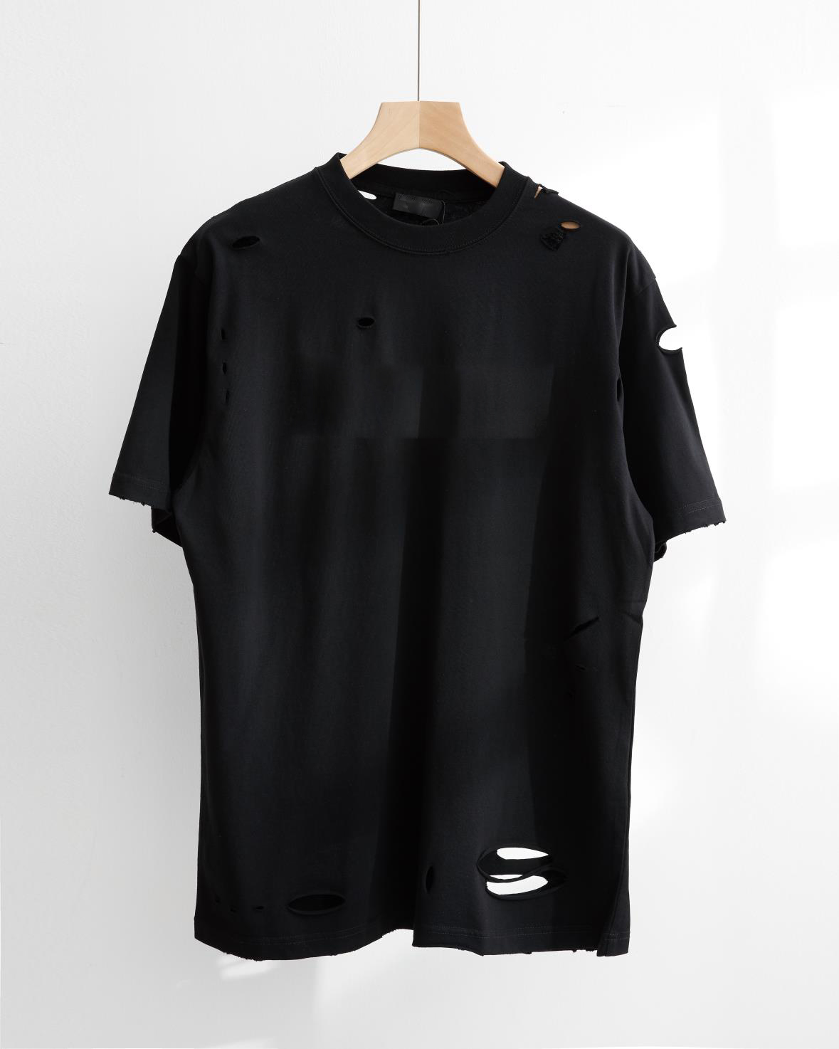 

2021 cracked letter logo printed men's T shirt knife cut hole design short-sleeved T-shirt simple and fashionable, White;black