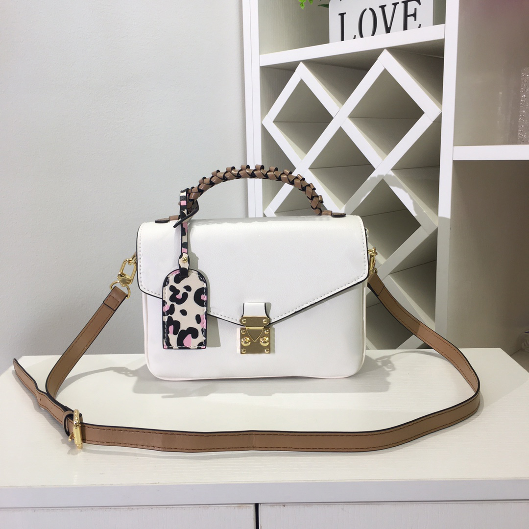 

High Quality Fashion Luxurys Shoulder Bag Onthego Medium Tote Women Designers Handbags By The Pool Monograms embossing Messenger Designer bags 5596, White