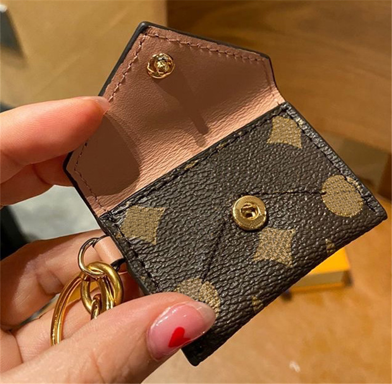 

Keychain Brand Classic Designer Key Chain Mens High Quality Car Keyring Womens Buckle Keychain Handmade Leather Couple Fashion Bags Pendant