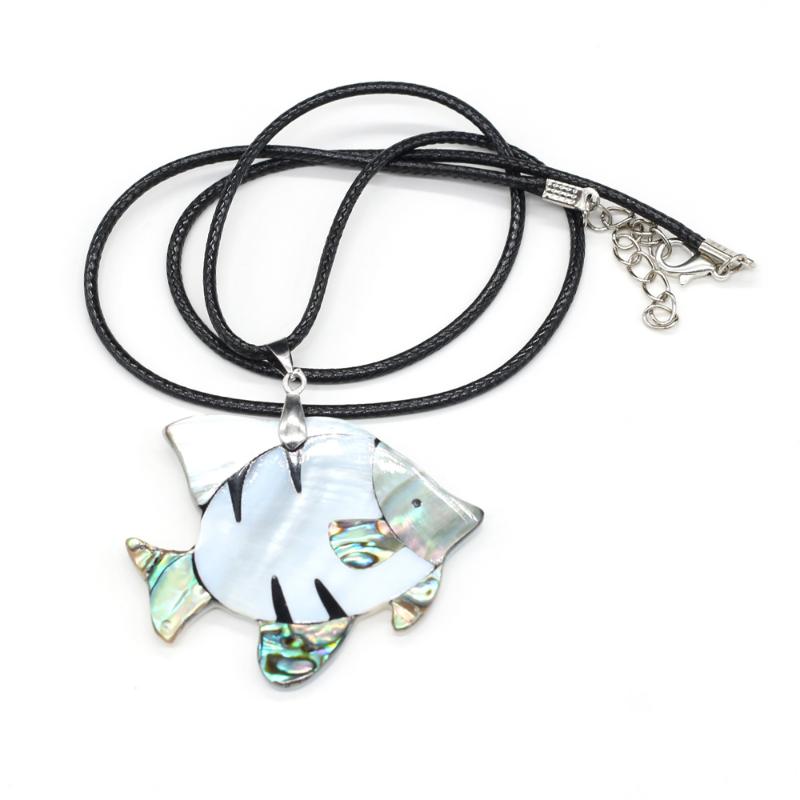 

Pendant Necklaces Natural Shell Necklace Carved Lifelike Lovely Fish Shape For Feminine Charm Jewelry Size 50x42mm