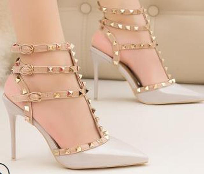 

Hot 2020 Fashion New Lady 10cm Stiletto Heels Patent Leather Metal Studs Hollow Roman Fashion Sandals QZi Valentinoes, Black