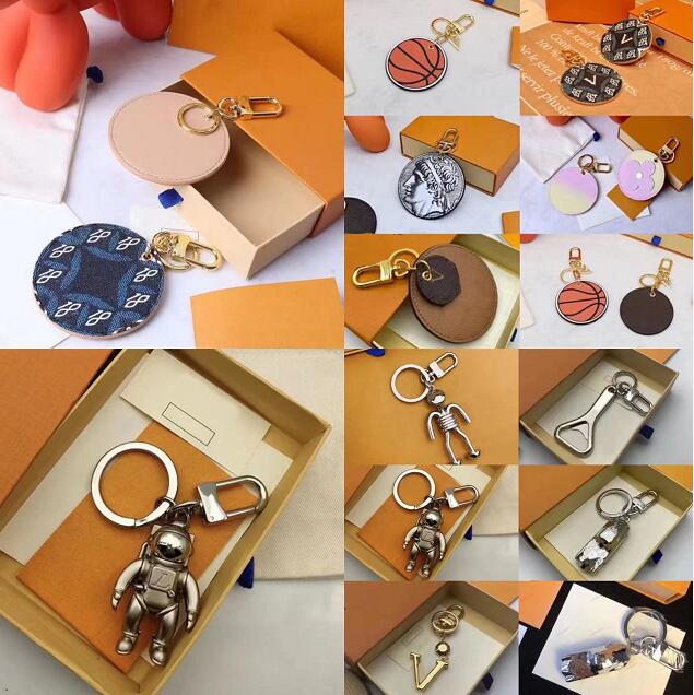 

Fashion Keychain Key Buckle Letters Astronaut Metal Corkscrew Designer Handmade Leather Circle Keychains Men Women Bag Pendants Key ring