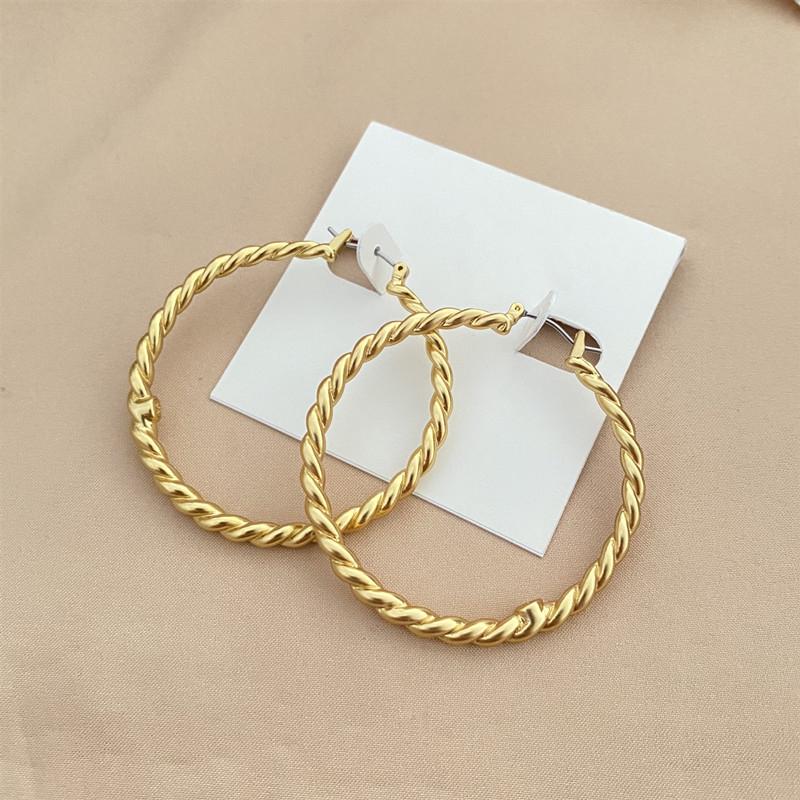 HOOP Huggie 2021 Tendance Tendance Européenne et américaine To Boucles d'oreilles pour femmes Spirale Design Double T de luxe de luxe de haute qu