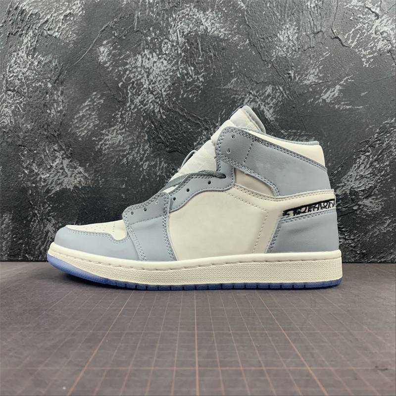 

Mens J1 High OG Basketball Shoes Jumpman 1 Grey Black Sail Designer Sports Sneakers Top Quality Size EU40-46