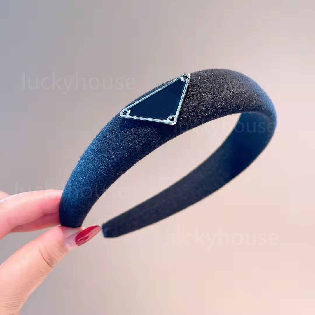 

2021 retro personality charm four-color fashion cloth headband P letter wide edge headband women simple suitable for fitness and outdoor tourism