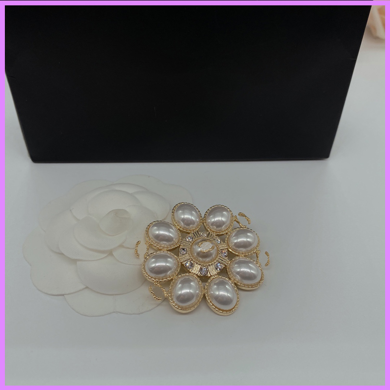 

Women Pearl Brooch Gold Fashion Brooches Pins Luxury Designer Jewelry High Quality Ladies Accessories For Party Wedding Gifts D2112201F, Gray