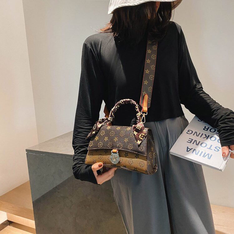 

2020 summer new hand-held presbyopia fashion one shoulder high texture messenger mobile phone women's bag