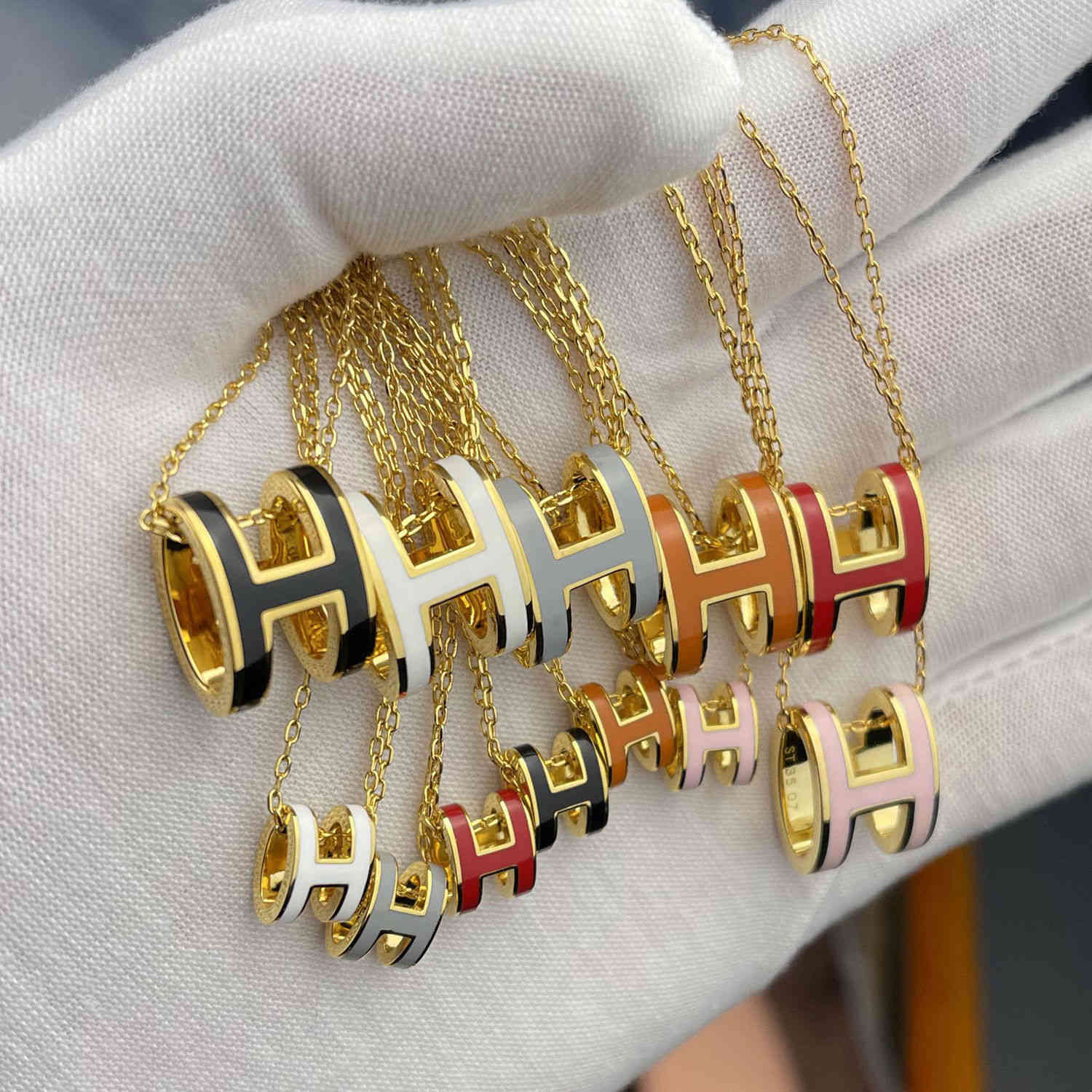 

Japanese and H letter necklace women's Enamel Drop Pendant 18k rose gold fashion versatile clavicle chain CNC process, Silver