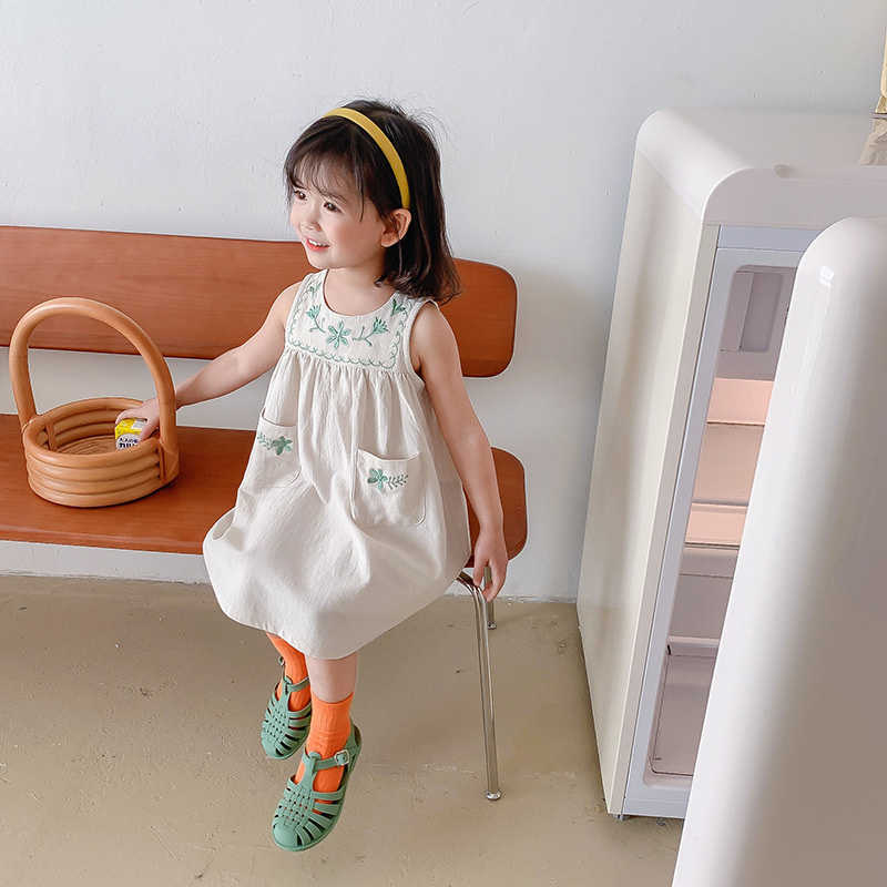 

Summer cute children clothes retro embroidery sleeveless dress for girls little princess loose dresses 210615, Beige