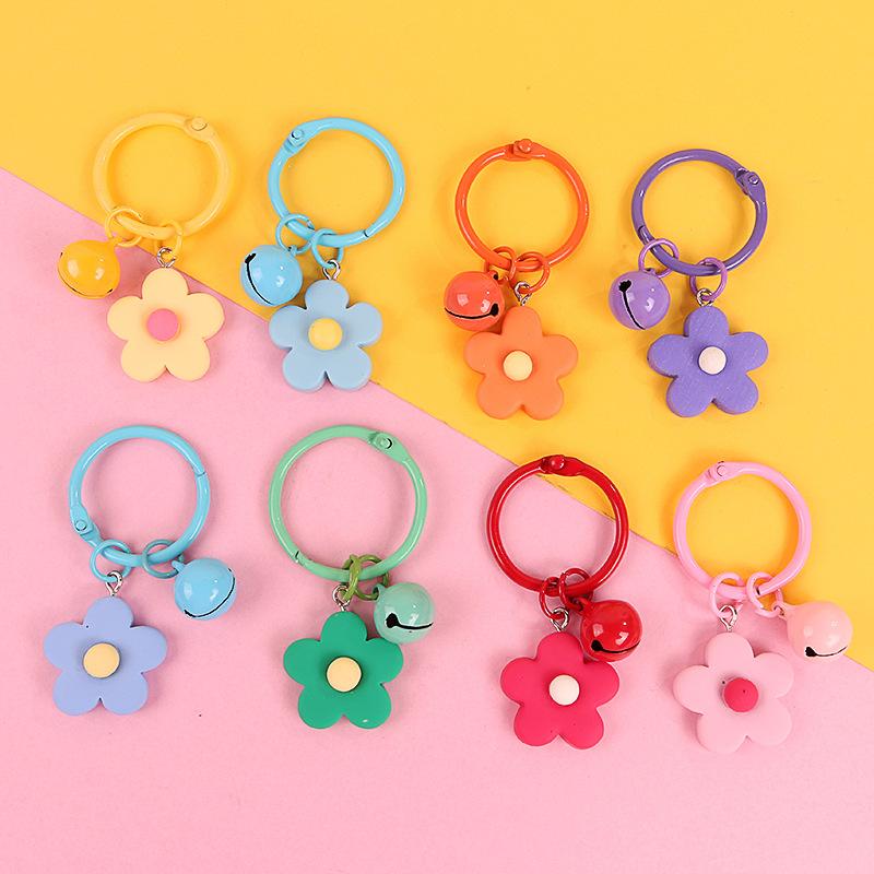 

Keychains Fashion Small Candy Flower Keychain Girl Cute Bell Keyring Women Party Bag Jewelry Pendant Trinket Car Key Holder Charms