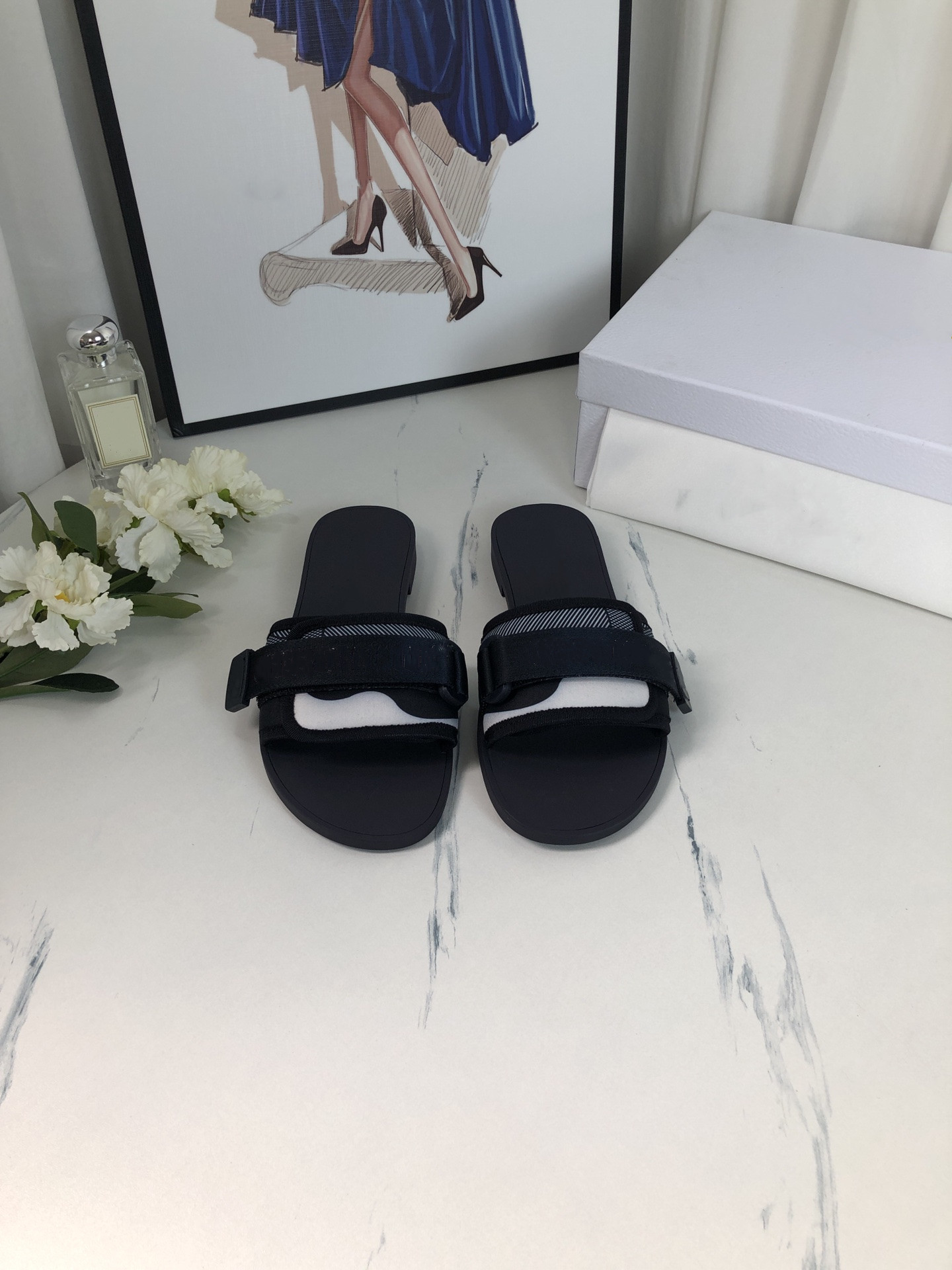 

Spring/summer 2021 embroidered Velcro slippers highlight individual aristocratic temperament high quality designer women's shoes, Black
