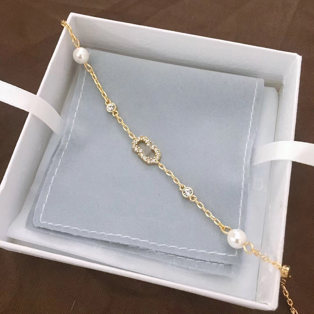 

2021 Women Luxurys Designers Jewelry High Quality Temperament Delicate Letter Versatile Love Bracelets Wedding Party