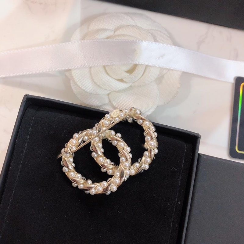 

Elegant Brooch Designer Entwined Pearls Brooch Pins Luxury C Women Jewelry Womens Brooches Fashion Goldn Brooches Accessories D2111024HL