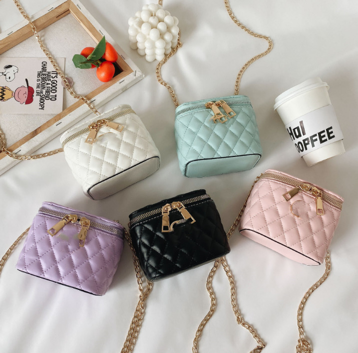 

Designer Kids Diamond Box Handbags INS Girls Metal chain letter PU Leather One Shoulder Bags Luxury Women Mini Makeup Bag A4422, Black