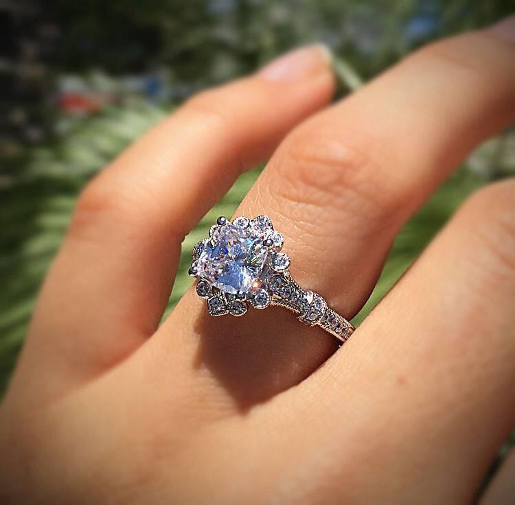 Exquisite Ladies Vintage White Zircon Rose Petal Ring Luxury Group Inlaid Moissanite Wholesale Wedding Rings