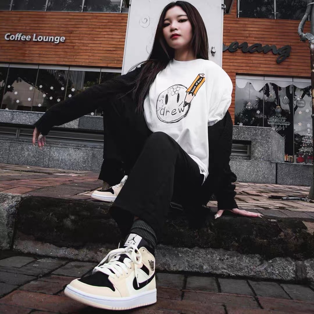 

Us Chaogao Street Bieber same draw pencil hand painted design smile face short sleeve lovers loose hip hop cotton t-shirt men Y7VM, White;black